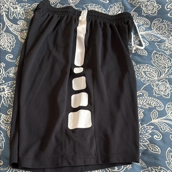 Men's NIKE Black Athletic Shorts- L - Picture 5 of 5